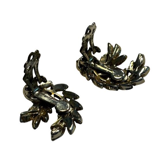 Vintage Vogue clip on earrings textured dimensional silvertone mid century - Picture 5 of 6